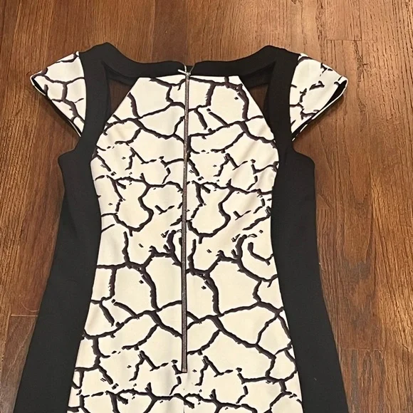 Anne Fontaine PENDA Cracked Print Blk and Wht Cap - Picture 9 of 10